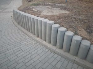 Betonová palisáda se běžně používá zejména jako okrasná zídka, nahradí však i klasický betonový obrubník.